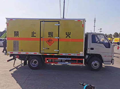 桦南爆破器材运输车工人安全操作规范与智能技术保障
